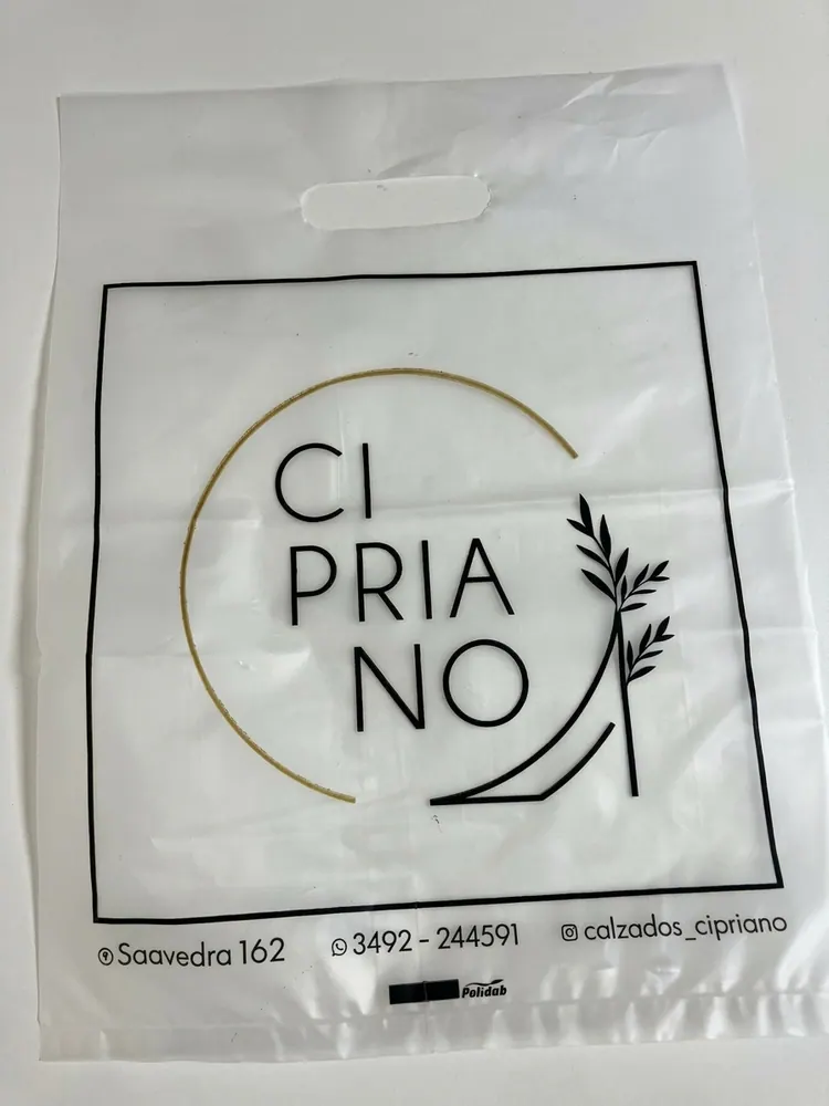 Bolsa plástica con manija troquelada impresa con logo de un comercio
