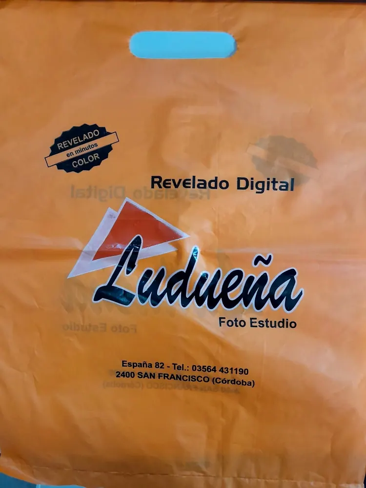 Bolsa naranja con manija troquelada impresa para un estudio fotográfico